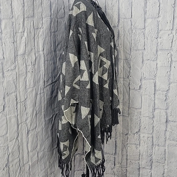 CRISTINA CHITI MADE IN ITALY Gray Aztec Fringed‎ Blanket Poncho Wrap OS - Picture 4 of 7